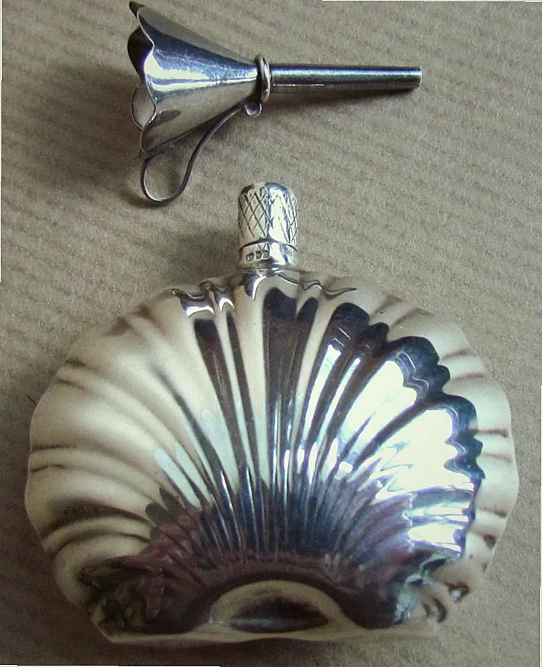 PENHALIGON'S SOLID SILVER SHELL SHAPED PERFUME BOTTLE & FUNNEL - UNUSED (12462)